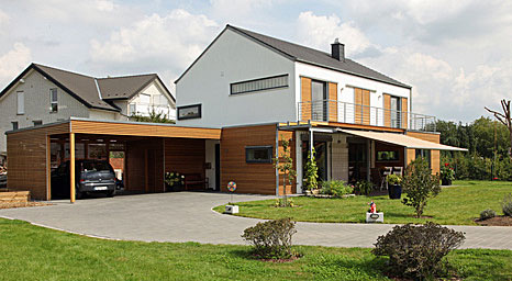 Außenanlage mit Garagenauffahrt, Carport und Terrasse