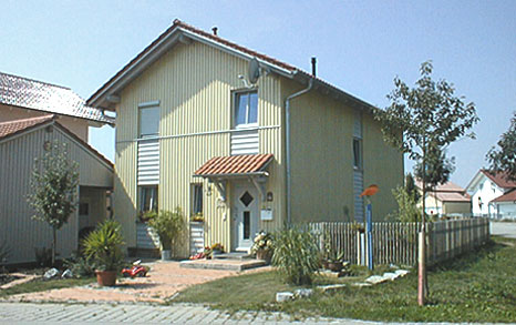 Holzhaus in Holzständerbauweise mit lasierter Fassade